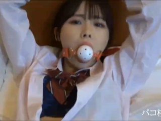 路边遇到的可口白嫩大长腿美女，邀请到车上，经过一番挑逗妹子脱光光这浑圆饱满的翘臀迎合啪啪天堂享受啊